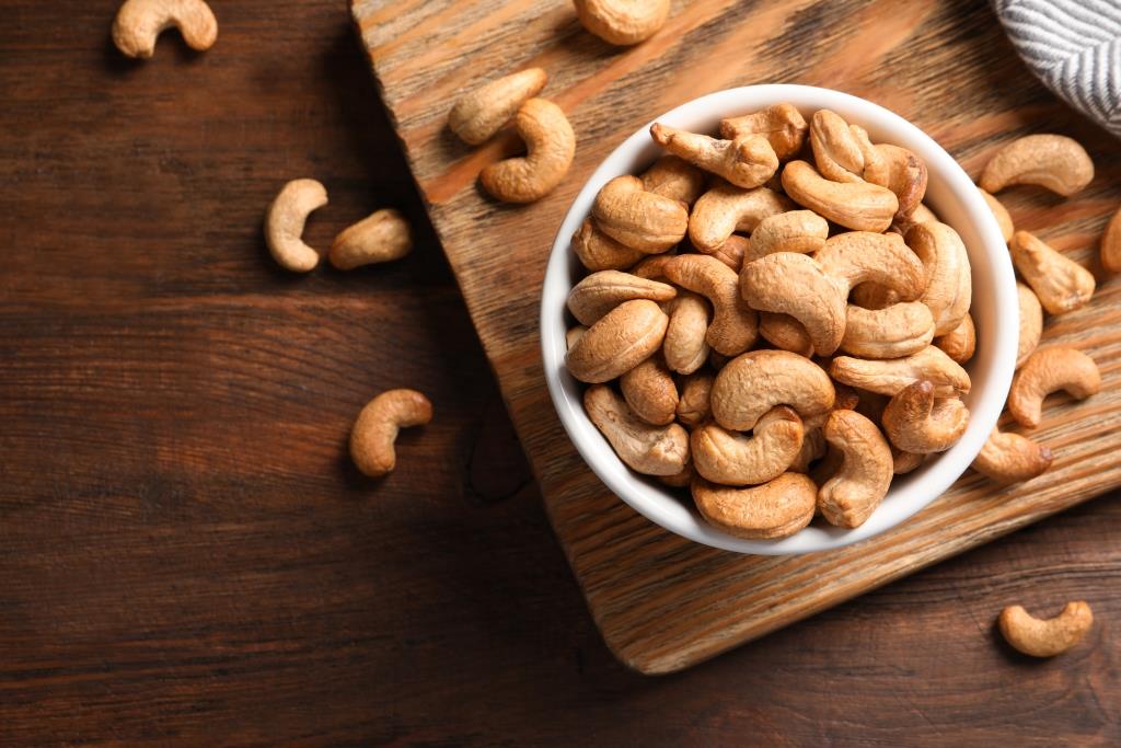 healthy benefits of cashews in a bowl